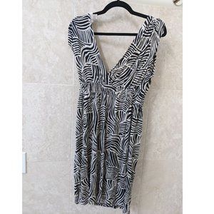 Loft Zebra Stripe Short Sleeve V-neck Dress Size Small/Petite
